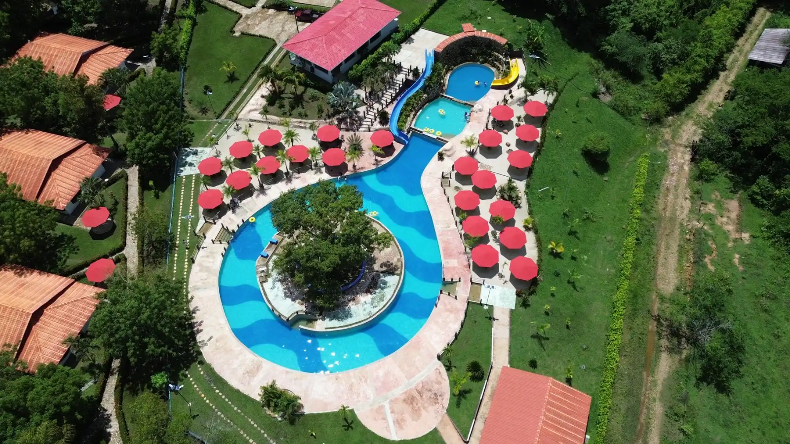 Vista aérea de la piscina y las cabañas de la hacienda