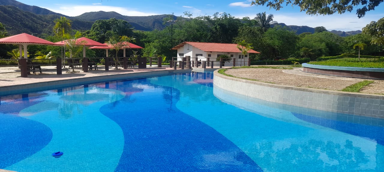 Piscina con vista a las montañas en un día soleado